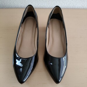 レアルタ 黒のエナメルのパンプス