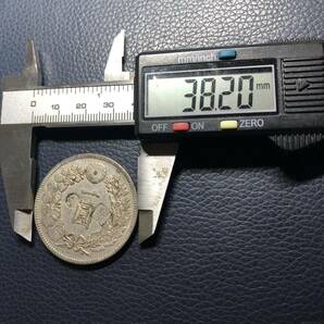 日本古銭 新1円銀貨 明治39年 貨幣 丸寧 刻印あり 竜 菊紋 貿易銀 大型銀貨 の画像3