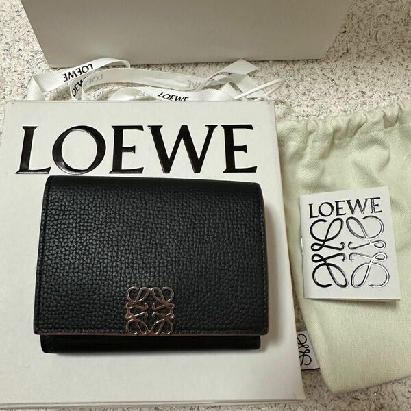 LOEWE ロエベ 三つ折り財布 アナグラム トライフォールドウォレット（ペブルグレインカーフ）ライトゴースト 