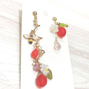 ハンドメイド アクセサリー イヤリング ミツバチ イチゴ 苺 ストロベリー 大人 レディース チェーン 蜂 チェコビーズ