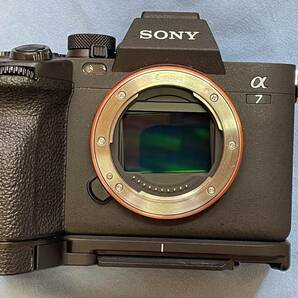 ☆送料込☆SONY α7Ⅳ ボディ 美品 元箱 アクセサリー完備 おまけにグリップ 純正充電器  ILCE-7M4 匿名配送可の画像1