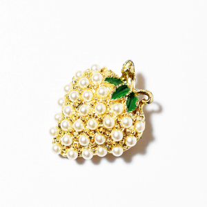 Vintage 1960's goldmetal strawberry　pearl brooch