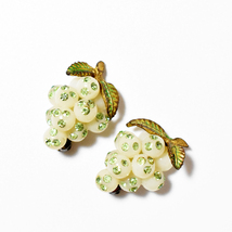 Vintage　1950′s white×green 　grapes　motif 　plastic×rhinestone earrings_画像4