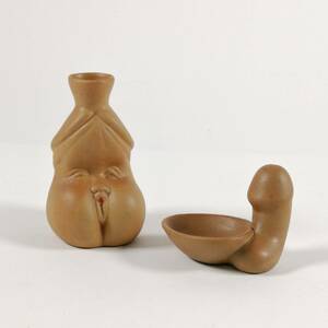 【中古・美品】【2個セット】有田焼 酒器 おたふく 男根 女陰 ぐい呑 おかめ 縁起物 子孫繁栄 秘宝 酒杯 春画 陶器 骨董品 (#DZMCN) 