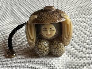 根付 無在銘『傘をかぶる女』 画像で判断下さい NETSUKE