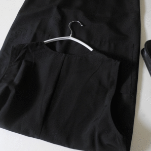 新品■ボンジュールサガン■ダブルポケットVネックジャンパースカート 黒♪ハリ感のあるさらっと素材♪ラインを拾わないゆったりシルエットの画像6