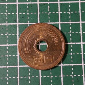 平成14年5円硬貨／市場出回り流通硬貨／使用感ありの画像1