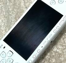 〈一部難あり・動作確認済み・最終型〉PSP-3000 本体 パールホワイト 充電器 PlayStation Portable 薄型_画像3