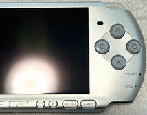 〈美品・動作確認済み・最終型〉PSP-3000 本体 ミスティックシルバー ＋メモリースティック 4GB PlayStation Portable 薄型_画像3