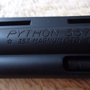 コルトパイソン357マグナム（ガスガン）６インチと実銃カタログ本をセットでの画像3