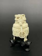 中国美術 香道具 牙材 牙彫 白材 唐物 香炉 中国古玩 置物 唐木台付 極上細密彫 双耳 環付 透かし彫 96.1g_画像2
