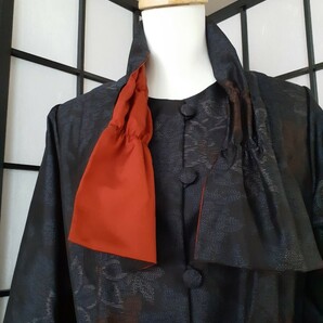 着物リメイク 大島紬ノーカラーサイドギャザーワンピースコート 変わりストールと紐付き 前開きの画像9