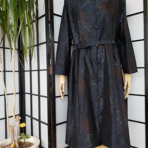 着物リメイク 大島紬ノーカラーサイドギャザーワンピースコート 変わりストールと紐付き 前開きの画像8