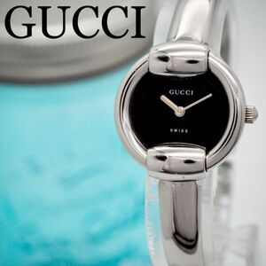 133 GUCCI Gucci clock lady's wristwatch black silver bangle 