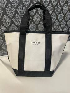 CHANEL　トートバッグ バッグ モノトーン 美品 シャネル 　白 黒 ノベルティ 　07AP