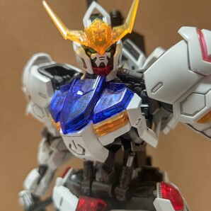 MG 機動戦士ガンダム 鉄血のオルフェンズ ガンダムバルバトス ソリッドクリアver. 組立て済み・塗装済み・パーツ欠品ありの画像2