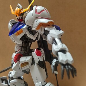 MG 機動戦士ガンダム 鉄血のオルフェンズ ガンダムバルバトス ソリッドクリアver. 組立て済み・塗装済み・パーツ欠品ありの画像3