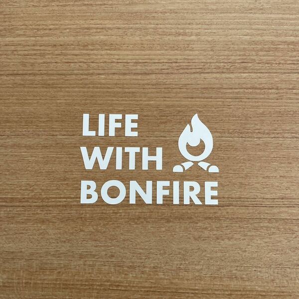 60. 【送料無料】 焚き火 LIFE WITH BONFIRE カッティングステッカー キャンプ CAMP アウトドア 白【新品】