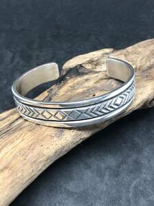 Bruce Morgan/ blues Morgan bangle in te Ian ju. Lee Navajo /Navajo