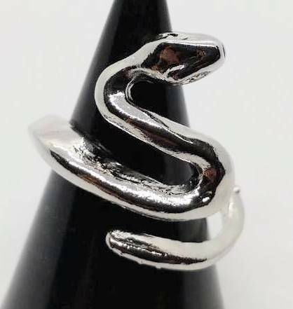 送料無料　【フリーサイズ】蛇　スネーク　ヘビ　リング　指輪　横　シルバー　ファンスマ