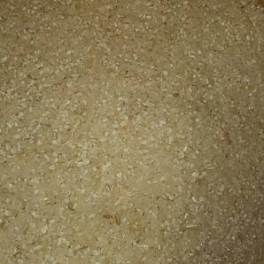 虫多め 限定 増量３０キロ 砕米25kg→30kg 飼料米 鳥のえさ くず白米 砕米 精米 砕け米 飼料米 送料無料 ペットのえさ くず米の画像1
