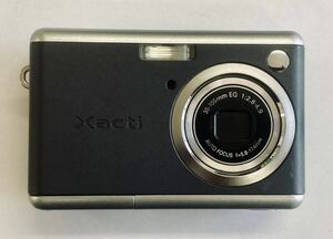 B 通電確認済み SANYO サンヨー DSC-S6 Xacti 3x ZOOM コンパクトデジタルカメラ デジカメ 単三2本要 グレー 中古品