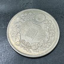 4043［古銭銀貨］銀貨保証　一圓銀貨　明治11年　約27.04g　約38.7mm_画像3