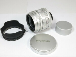 【 美品 】Voigtlander ULTRON 28mm F1.9 L39 ライカスクリュー フード付 レンズ フォクトレンダー [管V2740]