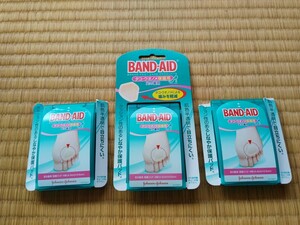 【長期保存・未開封品】BAND-AID　バンドエイド　タコ・ウオノメ保護用　足の裏用　保護パット　4枚入り　×３ケース　（その１）