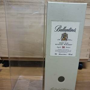 【未開栓】Ballantine's 30years VERY OLD バランタイン 30年 ベリーオールド 700ml 箱とアクリルカバー付き 43%の画像2
