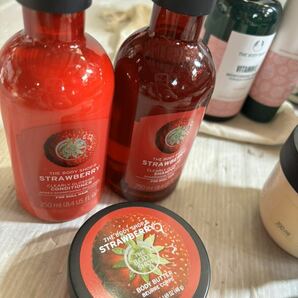 ★ 格安スタート！送料込み！THE BODY SHOP ボディバターなどまとめて ストロベリー LOVE &PLUMS VITAMIN E シャンプー おそらく未使用 ☆の画像2