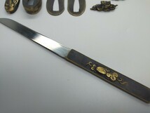 日本刀装具　小柄セット　刀付き　刃なし　縁頭　目貫　切羽　銅地　絵金銀　刀剣美術_画像3