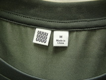 送料無料 ほぼ新品 ユニクロ UNIQLO Uniqlo U メンズ ポリエステル100% 半袖 カーキーグリーン色 3種類のメッシュ素材を使ったTシャツ M_画像2