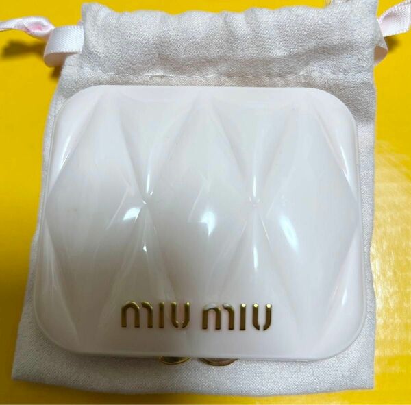 MIU MIU　ミラー　ノベルティ　ピンク 　新品　巾着入り