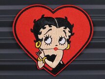 送料\84【Betty Boop・ベティちゃん⑤】※《アイロン刺繍ワッペン》　アメリカン雑貨　刺繍ワッペン　アイロンワッペン_画像2