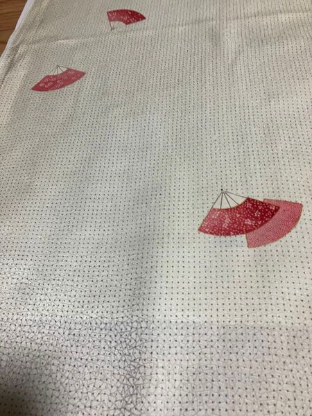 258 ハギレ はぎれ リメイク 正絹 小紋 オフホワイト 薄卵色 地模様 光沢 扇模様 ハンドメイド 生地 着物 未着用