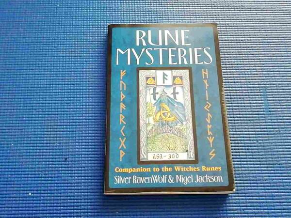 洋書 Rune Mysteries: Companion to the Witches Runes Jackson, Nigel Ravenwolf, Silver ルーンミステリー 魔女の仲間 ルーン