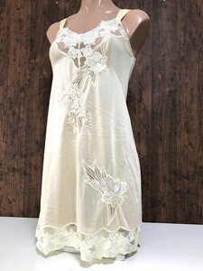 ss_0476y ★定形外 配送★ 美品 ボンニー 日本製 光沢シルキー感 ベージュ系 花柄刺繍レース ロングスリップ 肩紐調節可能 つるさら 80-85