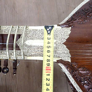 中古 シタール Sitar 木彫り 弦楽器 インド楽器 民族楽器 ハードケース付き 長さ122cm アンティーク 伝統工芸 木製装飾 ヴィンテージの画像7