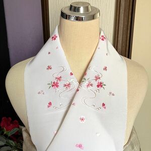 未使用 絹交織 白地に水流しの桜の刺繍が清楚な半衿 和装小物
