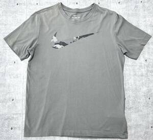 The Nike Tee カモ柄 迷彩 ビッグ スウォッシュ センターロゴ 半袖　　ナイキ Tシャツ NIKE SPORTSWEAR ドライフィット DRI-FIT 早3690