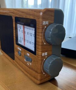 コンパクトな木目調ポータブルラジオ　レトロ調　AM.FM 枕元に、防災用に