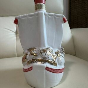 新品 未開栓 サントリー ローヤル 12年 干支ボトル 2001 巳歳 陶器 SUNTORY ROYAL 600mlの画像4