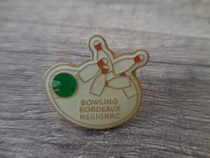 フランス☆古いピンズ 【BOWLING BORDEAUX MERIGNAC】 ピンバッジ PINS ピンズ ボウリング ボルドー