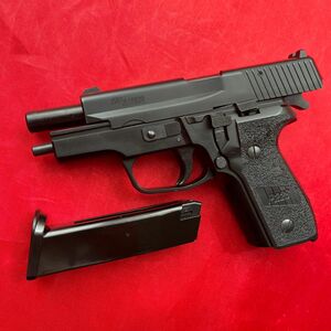 KHC SIG P228 高品質エアコッキングガン　ズッシリ715グラム　スライドストップ機能搭載