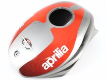 140【評価A】 aprilia アプリリア RS50 系 フューエル ガソリン タンク カバー DIS. 103054 銀赤 グレー レッド カラー_画像1