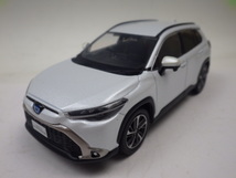 【S.R】非売・展示品 1/30 TOYOTA COROLLA CROSS カローラクロス カラーサンプル プラチナホワイトパールマイカ ミニカー 箱無 香川発_画像1