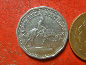 外国・アルゼンチン／１０ペソ・ニッケル張りスチール貨（1962年）　240418