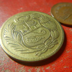 外国・ペルー／１ソル黄銅貨（1961年）（※薬品による洗浄の痕あり？） 240419の画像3