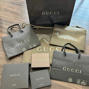 GUCCIのショッパー紙袋と化粧箱のセットです。箱には傷はありませんが、紙袋には一部シール剥がし痕や折り曲げ痕があります。